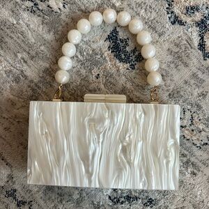 Pearl detailed clutch